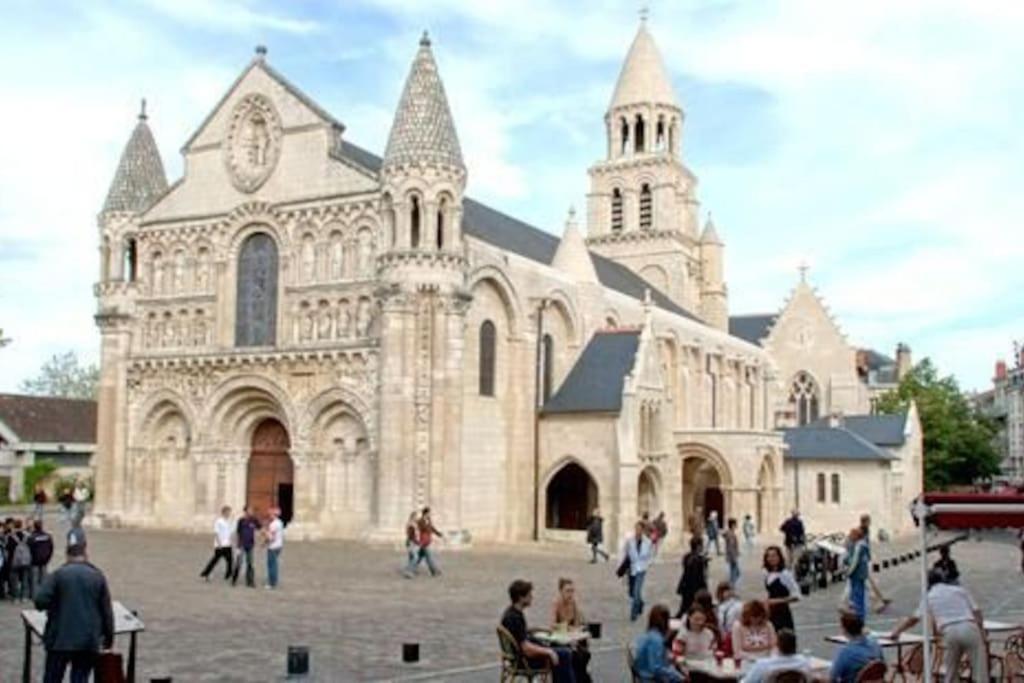 • Bel Appartement - Centre Historique De Poitiers Exterior foto
